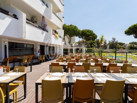 Restaurante com 300 m2 de área bruta privativa, com capacidade para 350 lugares sentados, a funcionar há vários anos e com enorme rentabilidade, em Vilamoura, Algarve. Este restaurante conta com 300 m2 no interior e mais 300 m2 de esplanada, e é comp...