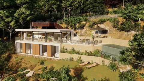 This magnificent modern villa , located in a quiet and sunny residential area of Santa Cristina d'Aro, is being built on a sunny 800 m² plot . It will have beautiful views of the mountains, the Mediterranean Sea and the towns of Sant Feliu de Guixols...