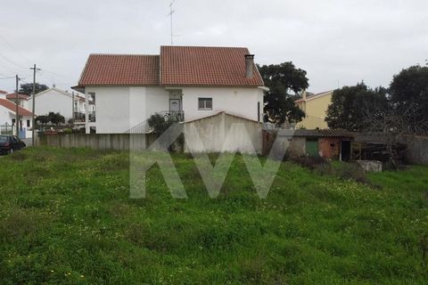 Plot of urban land with 500 m2 and 200 m2 for construction next to the Tinalhas Swimming Pools This fantastic plot, with an excellent location, is located in a quiet area of villas. 18 km from Castelo Branco, 36 km from Fundão, 9 km from the A23 and ...
