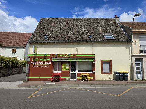 Au coeur de Saint Marcel à 5 min de Chalon ce local commercial comprend un acceuil, une salle de restauration, cuisine, réserve et toilettes. A l'étage un plateau de 75 m2 à aménager en appartement (entrée séparée) Une place de parking privative à l'...