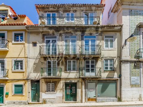 Building with an approved project for a single-family house, with 586.19 sqm of gross construction area and 184.67 sqm of footprint area, in Lapa, Lisbon. Currently, the building consists of 5 units. The building has a total of four floors above the ...