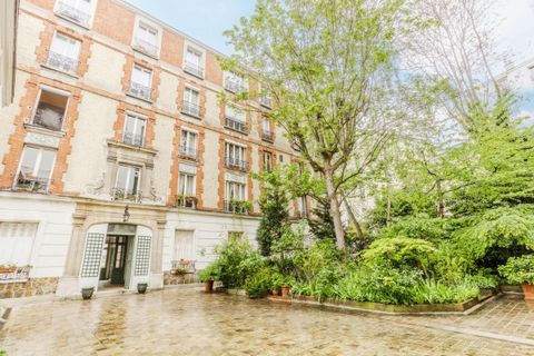FOR SALE PARIS 18TH - MONTMARTRE/CAULAINCOURT - FAVORITE - Ideally located rue Caulaincourt 10min walk from the Sacré-Coeur basilica of Montmartre, near avenue Junot in a lively and family area, on the 2nd floor of a beautiful building of 1880 with b...