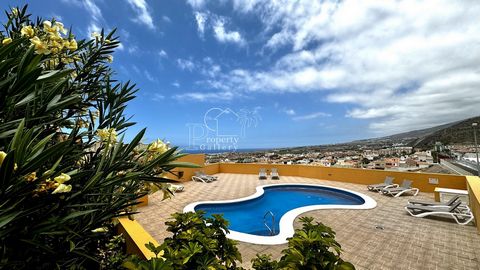 ¡Presentamos una propiedad en venta en Torviscas Alto, Costa Adeje! Este apartamento en planta baja, ubicado en un complejo residencial bien mantenido, cuenta con hermosas vistas tanto de las montañas como de la costa. Accesible desde la calle o el a...