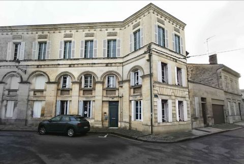 Abithéa Libourne vous propose à la vente cet immeuble à rénover en plein coeur de Libourne (plateau). Idéal pour un investissement sur le long terme, cet immeuble peut comprendre jusqu'à trois appartements, avec un jardin, et place de parking gratuit...