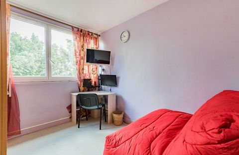 A 230 sq ft (22m2) bedroom in Paris area. It can easily accommodate 1 person or a couple. In the room : a double bed, a desk and a TV (TNT, Amazon Fire TV & Kodi). The common spaces (living room, bathroom and kitchen) are shared with other guests. Fr...