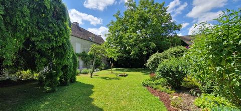 VIAGER OCCUPE AU PROFIT D'UNE DAME DE 79ANS Jolie maison Bourgeoise bien entretenue avec charme. Vous trouverez au rez-de-chaussée, une entrée, 2 salons avec cheminée, cuisine aménagée, sanitaires. Au 1er étage, 3 chambres, salle de bains, salle d'ea...