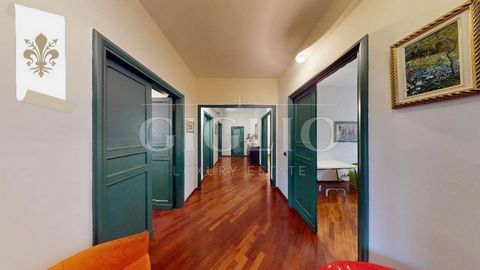 Rif. 722AT We offer for sale an elegant refurbished apartment located in the heart of Florence. The property is situated on the third floor with an elevator and has a surface area of 161 sqm. It consists of a spacious entrance characterized by a larg...