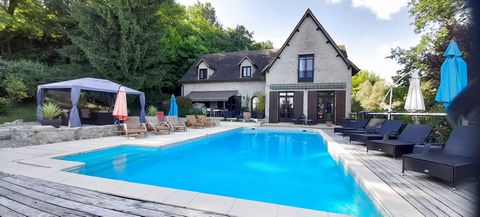 VILLENEUVE SUR LOT Less than 10 minutes from the city center and shops, in the middle of 3 ha of land, you will be seduced by this magnificent Perigord style house, developing a living area of 253 m2, consisting of a large living room, a beautiful ki...