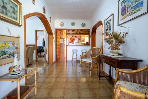 SALE OF 2 HOMES IN LA CRUZ SANTA IN LOS REALEJOS, at an incredible price in the same building and that offers you many possibilities: 1- Apartment located on the 1st and top floor, with walkable and private roof, 2 bedrooms, living room, kitchen, bat...