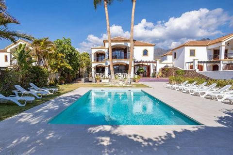 Vi presentiamo questa villa di lusso a Costa Adeje, in un'esclusiva zona residenziale. Costruita nel 2006, questa villa indipendente dispone di 515m2 costruiti, di cui 391 utili, su un ampio terreno di 827m2. Esposizione a sud e splendida vista sul m...