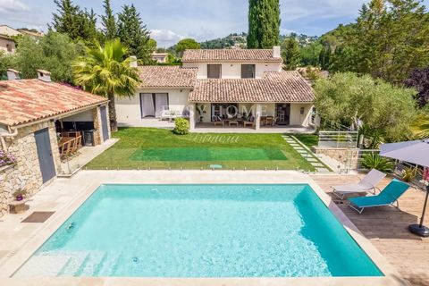 Mougins, real opportunity, in a residential area, recently renovated with high-end services, beautiful villa of 304 sqm including annexes (studio possibility) and 3-car garage, on a plot of 2300 m² with swimming pool. Permit to build a second villa o...