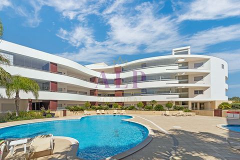 Réf. propriété : 305LGS Un appartement de luxe de prestige de 2 chambres avec vue sur la mer Situé dans le Porto do Mos Beach Condominium, nous vous présentons un appartement moderne de 2 chambres au rez-de-chaussée avec une cour privée et une terras...