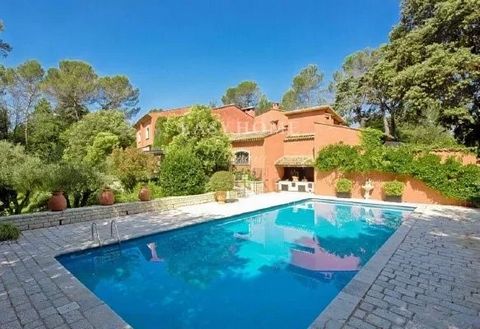 Exceptional residence in a private and secure environment, located in the impasse of the private domain, in the immediate vicinity of Country Golf Cannes-Mougins, close to international schools and at the same time easy access to all amenities. Majes...