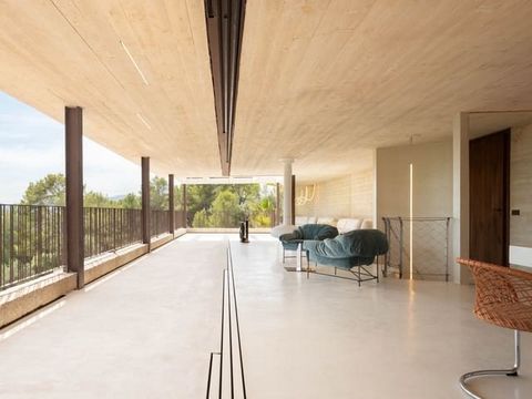 Villa à l'esthétique béton et à proximité de la mer : un chef-d'œuvre moderne À Alcúdia, Majorque, une villa minimaliste vous attend au bord de la mer, à un peu moins de 2 kilomètres en ligne droite. Ce chef-d'œuvre architectural se caractérise par u...