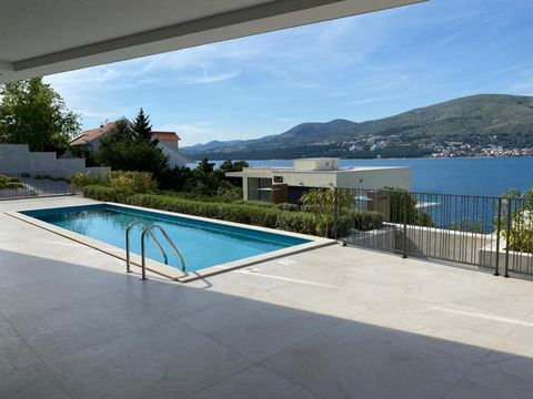 Diese architektonisch einzigartige, dreistöckige Villa liegt nur 50 Meter vom Meer entfernt auf der Insel Čiovo und bietet einen freien Blick auf das kristallblaue Wasser und die Küste von Trogir und Seget. Die Insel Čiovo (jetzt Halbinsel) ist für i...