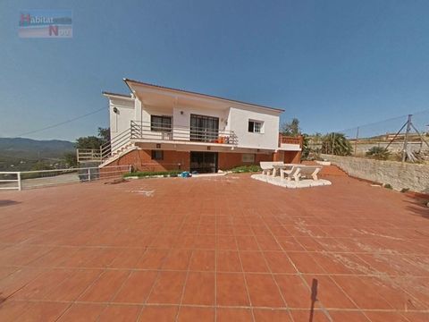We present you a very large villa, ideal for those looking for space and the opportunity to personalise their home. With some necessary renovations on the outside, this property offers incredible potential to become your dream home. Interior of the C...