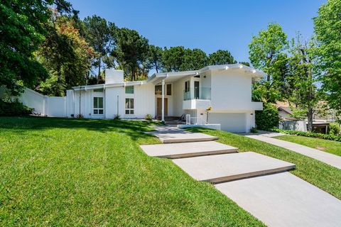 Just in time for summer BBQ’s and epic pool parties, this Contemporary Tarzana Hills home is move-in ready and checks all the boxes. As you enter, you’re greeted by an inviting formal living room with sky high ceilings, Bamboo hardwood flooring, grou...