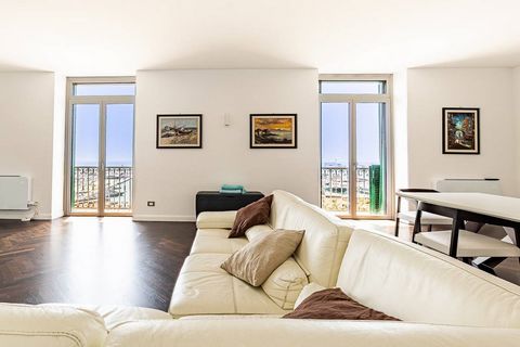 Splendido attico in vendita nel cuore di Salerno, situato in una delle zone più prestigiose della città. Lo stato attuale dell'immobile è completamente ristrutturato con rifiniture moderne, di pregio e di buon gusto. L'appartamento si trova all'inter...