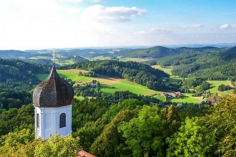 Przyjedź i poczuj się dobrze: piękna wioska wakacyjna z drewnianymi domkami z bali w stylu alpejskim, harmonijnie na skraju lasu pośród uroczego krajobrazu. Park przyrodniczo-rekreacyjny emanuje połączeniem z naturą i wygodą, zwłaszcza rodziny czują ...