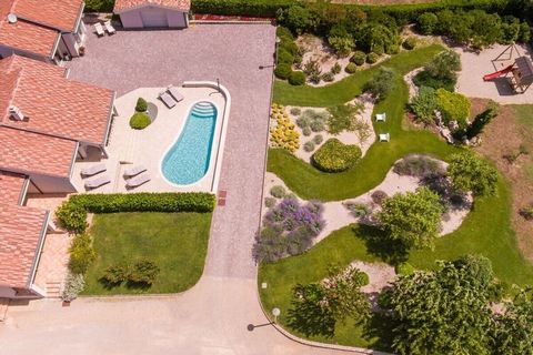 Die Villa besteht aus drei separaten Einheiten. Eine Einheit ist ein Haus und zwei sind Appartements. Insgesamt gibt es 4 Schlafzimmer, 4 Badezimmer und 2 Schlafsofas. Jede Wohnung verfügt über eine Küche, ein Wohnzimmer und ein Badezimmer. Ein angen...