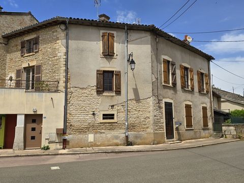 Encantadora casa de pueblo idealmente situada entre Tournus (10 min) y Mâcon (25 min). Esta casa en tres niveles ofrece un ambiente de vida agradable y funcional. La planta baja incluye una acogedora entrada, una amplia cocina, una luminosa sala de e...