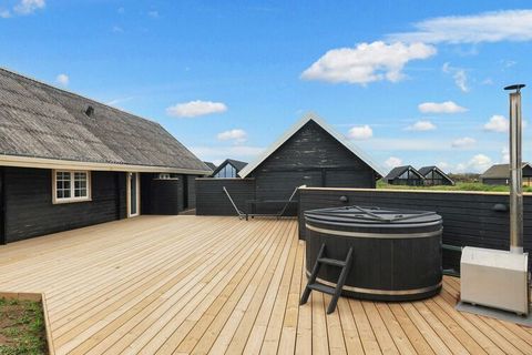 Renoviertes Ferienhaus mit wunderschönem Meerblick! Sie wohnen hier in fantastischer Lage, nur wenige Meter von Lønstrups herrlicher Nordseeküste entfernt. Das Ferienhaus bietet ansprechende Details, die zur warmen und gemütlichen Ferienhausatmosphär...