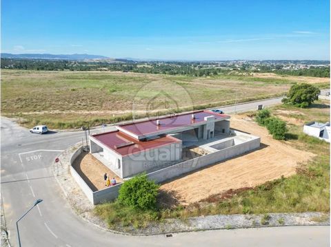 I present to you this fantastic 4 bedroom villa under construction Located in the charming Quinta do Anjo, this stunning 4 bedroom villa offers a perfect combination of space, comfort and modernity. Set on a generous 600m2 plot, this property feature...