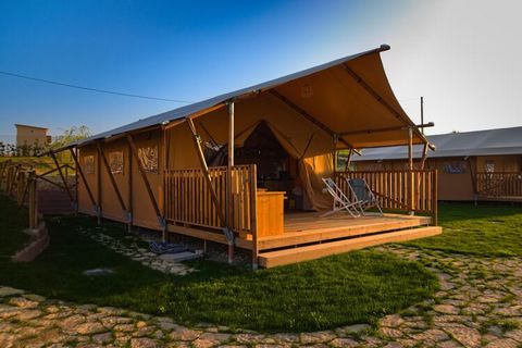 Experimente el encanto del glamping en nuestra hermosa casa de campo ubicada en las serenas colinas de Las Marcas. Ubicada a pocos kilómetros del mar Adriático y rodeada de paisajes verdes en Fermo, nuestra tienda ofrece una combinación única de como...