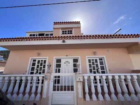 At PROPERTY TENERIFE we have the opportunity to offer you exclusively, this wonderful house that has 3 independent apartments, located in Buzanada. It is distributed over two floors. The ground floor has 2 apartments, each of them has a kitchen, 1 be...