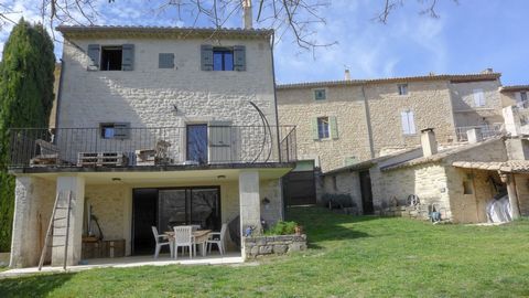 Drôme provençale, au coeur de l'un de nos plus beaux villages, vivant toute l'année, maison entièrement rénovée en 2012 avec charme et confort. Terrain clos d'environ 600m2 sur 3 restanques. En plus de la maison, une annexe avec la chaufferie et un b...