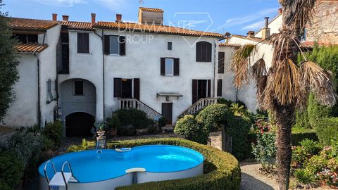 CASTIGLIONE DEL LAGO (PG), in the heart of the historic center: independent villa of approximately 820 sqm, arranged over three levels, situated in a charming location. The property consists of: - Ground floor: a shop space of about 50 sqm, staircase...