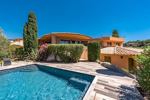 Nichée dans le paisible lotissement d'Araso, cette villa offre un panorama exceptionnel sur la baie de Saint Cyprien, le grand large et les montagnes environnantes. Grâce à son orientation plein sud, elle jouit d'un ensoleillement optimal tout au lon...