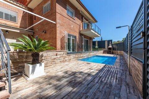 Vrijstaande villa te koop in Alella, met 2.551.068 ft2, 6 kamers en 3 badkamers, zwembad, 2 garageplaatsen, lift en airconditioning. Features: - SwimmingPool - Garage - Lift - Air Conditioning