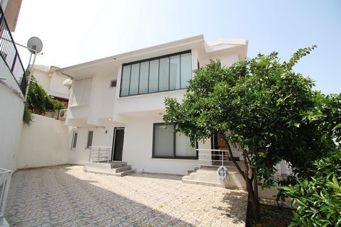 Gezellige en ruime villa van 135 m², gelegen in het pittoreske Alanya Deze villa combineert perfect modern comfort en gunstige ligging, waardoor het een ideale keuze is voor diegenen die willen genieten van het leven aan zee. De villa is volledig gem...