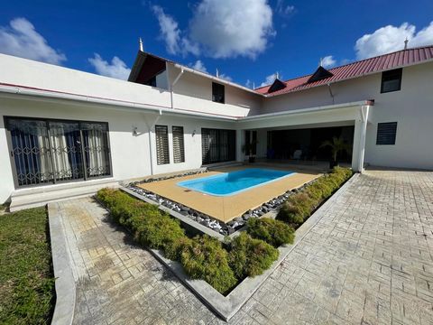 Vivi la vita di lusso al suo meglio a Beau Vallon! Questa eccezionale proprietà si sviluppa su 759,82 m² di terreno con una villa di 365,8 m² accuratamente progettata, immersa in un complesso recintato e sicuro. Goditi la tranquillità di una piscina ...