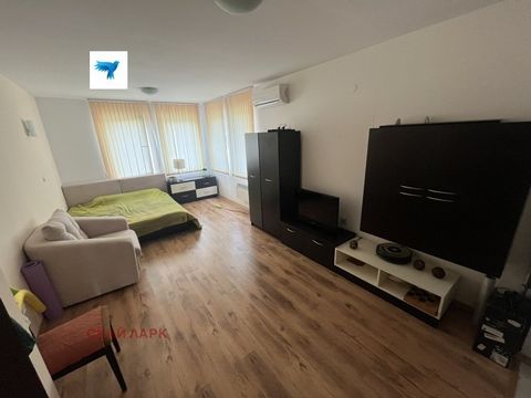 L’agence Sky Lark propose à la vente un appartement meublé de deux chambres dans le centre étendu de Velingrad, dans un immeuble rénové. L’appartement est formé par la fusion de deux appartements, avec la possibilité de les re-séparer avec de petits ...