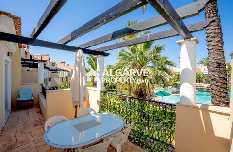 Appartement de luxe T2+1 dans une résidence fermée, idéalement situé dans un complexe de golf de luxe, à côté du Club House de Vila Sol et de l'Hôtel & Spa. À seulement 2-3 minutes en voiture de Vilamoura, de sa marina et de plusieurs plages. Avec un...