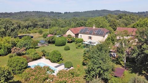 La Chapelle Aubareil 24290. Charming stone property: Residential house of 183 m², apartment of 85 m², 2 guest rooms, barns, swimming pool. Land of approx. 17 hectares. Sale price HAI: 796,000 euros (Agency fees: 3.99% TTC included buyer's charge, i.e...