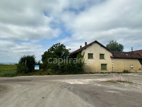 A LABORDE, Bâtiment et hangar de 670 m2 pour du stockage ou autre avec une annexe de 70 m2 vous avez la possibilité de restaurer une petite maison habitation ou d'en faire des bureaux ou du stockage sur un Terrain de 5599 m2 il reste du terrain à bât...