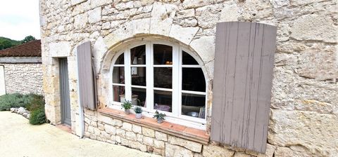 Just a few minutes from Lauzerte, Selection Habitat offers you this charming stone house, completely renovated, with 146 m2 of living space on two levels. You will be seduced by this beautiful residence. Our owners have chosen the best materials for ...