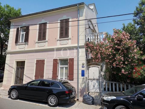 Location: Primorsko-goranska županija, Crikvenica, Crikvenica. Casa indipendente in posizione eccellente, a 100 metri dal centro città e dalla spiaggia. È composta da un appartamento con tre camere da letto nella casa principale, un appartamento con ...