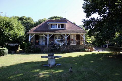 Maison de maître van 141 m2 - Le Chalard Ontdek in de stad Le Chalard dit prachtige herenhuis met 5 slaapkamers en een groot terras om in de zon te wonen. Dit huis van 141m2 heeft een keuken en 5 slaapkamers. U zult zeker het comfort van de 2 badkame...