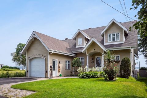 Discover a true haven of peace with this magnificent two-storey cottage, ideally located on the banks of the majestic St. Lawrence River. This unique property combines rustic charm with modern comforts, offering an incomparable living experience. 3 B...