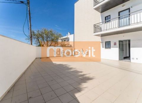 3 bedroom apartment on the ground floor, located in Sítio na Nazaré with an area of 138 m2 and a terrace with 70 m2. It is located just 5 minutes from the center of Sitio da Nazaré, as well as the commercial area where you will find everything you ne...