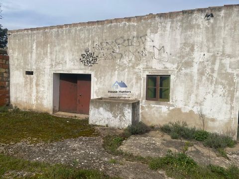 Maison en ruine à récupérer | Quintã | Salir | Loulé Ruine d’une surface de construction de 179m2, située sur un terrain de 3384m2. Il se compose de 4 chambres, de 2 étages et d’un entrepôt. Le terrain est plat avec un dos en pente, planté de diverse...