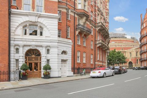 UK Sotheby’s International Realty est fier de présenter un impressionnant appartement latéral de quatre chambres situé au sixième étage, cet appartement en duplex de quatre chambres s’étend sur 2899 pieds carrés d’espace. L’appartement s’ouvre sur un...