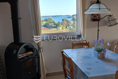 In Pomer, a beautifully decorated and maintained tourist resort with plenty of natural beaches, a glamping park and a place for rest and relaxation in nature, there is this NKP 45 m2 apartment located on the second floor of a residential building. At...