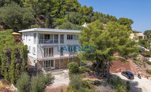 Costebelle in a residential area, Californian villa of 265 m2 in a dominant position, offering a beautiful sea view of the Iles d'Hyères, in a quiet area. This villa consists of a first part of type T4 including a living room with access to a veranda...