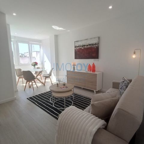 L'appartement est en cours de rénovation, les photos ne sont qu'un exemple de ce à quoi ressemblera la décoration. Immeuble sans ascenseur. Description : Appartement moderne de 2 chambres dans un quartier familial près de Colombo avec vue imprenable....