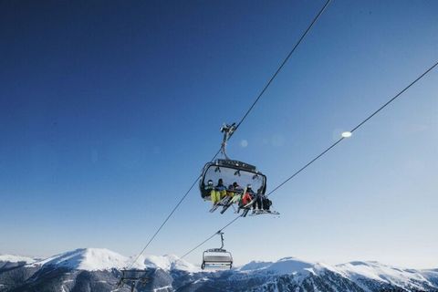 Benvenuti nel vostro rifugio alpino in questo affascinante chalet in legno massello, immerso nel cuore della pittoresca Turracher Höhe in Stiria. Con una superficie di 135 m² distribuita su tre piani splendidamente progettati, questo chalet offre un ...